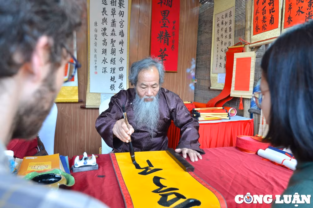 du khach ve van mieu quoc tu giam thuong lam 80 tac pham rong doc dao hinh 11