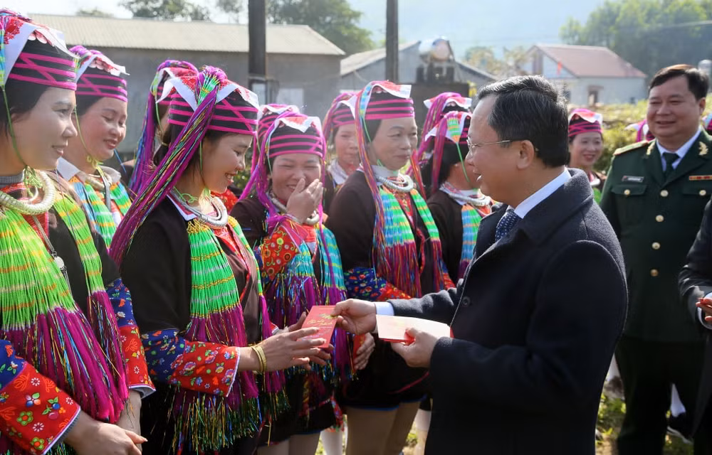 quang ninh chu tich ubnd tinh chuc tet dong bao dan toc xa vung cao bien gioi hinh 1