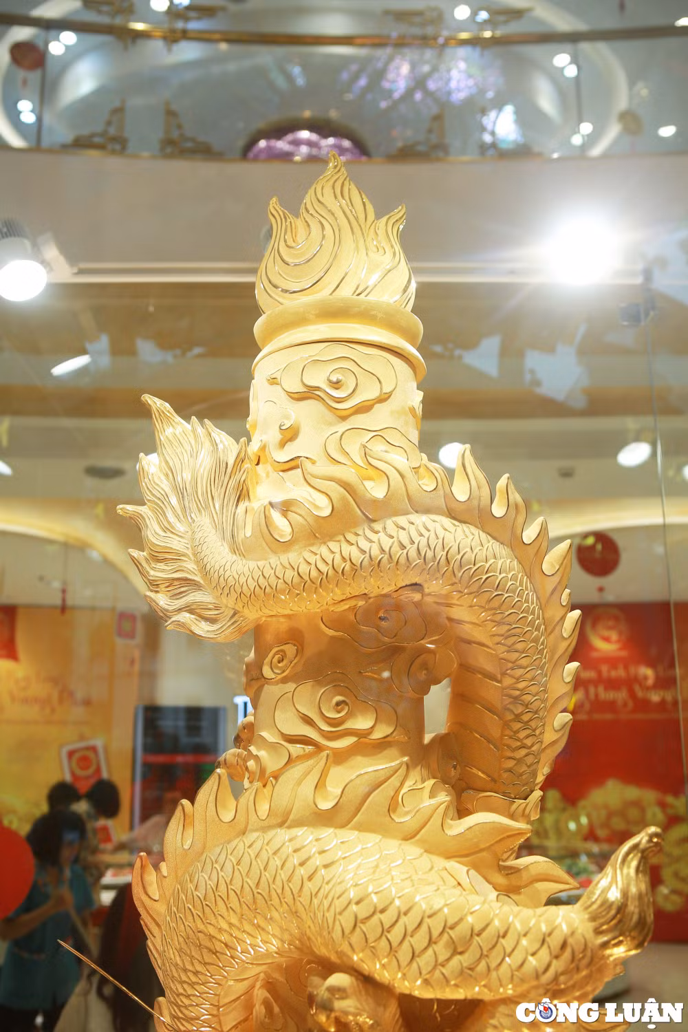 can canh buc tuong dai long nha ngoc cao hon 3m thu hut nguoi dan can ngay via than tai hinh 4