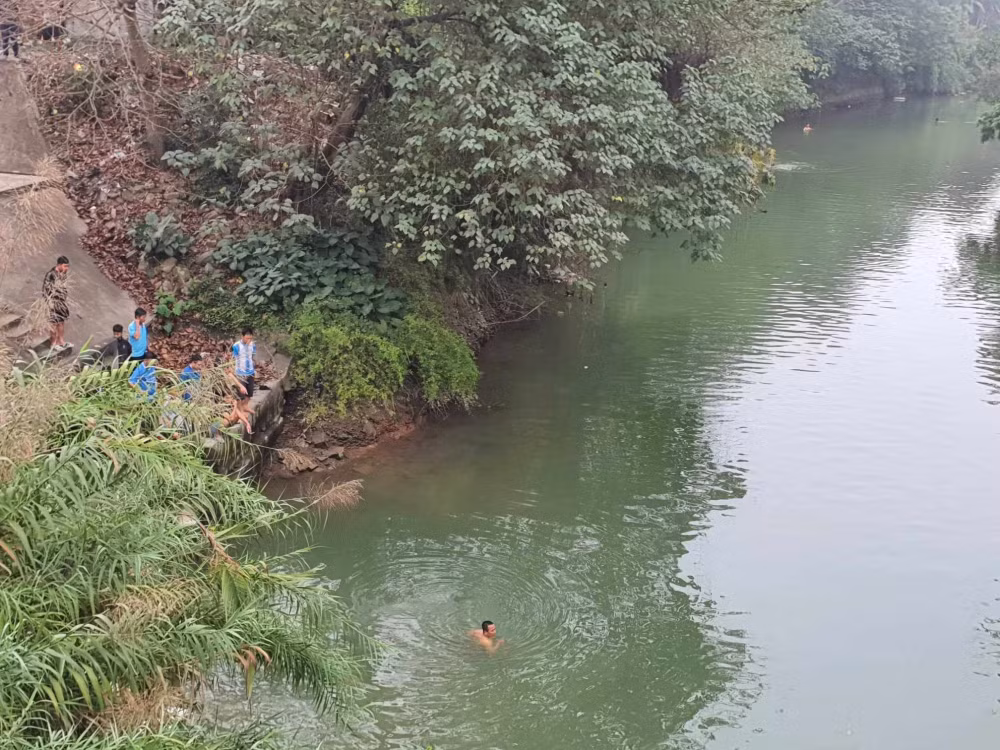 nam thanh nien moi di xuat khau lao dong ve nghi nhay cau tu tu hinh 1