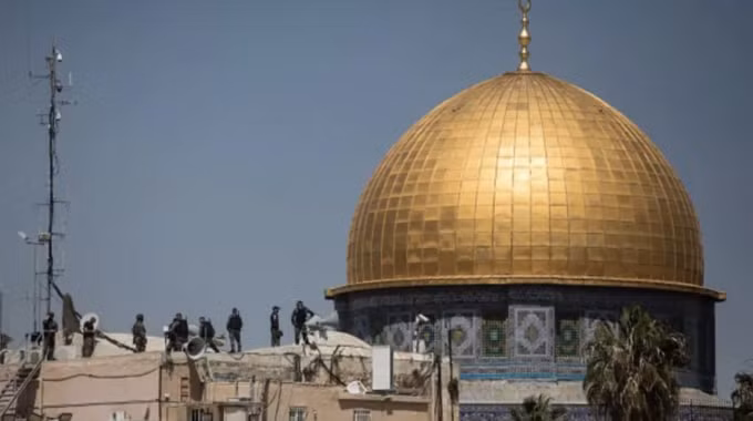 nguoi palestine dung do voi canh sat israel tai thanh dia jerusalem hinh 1