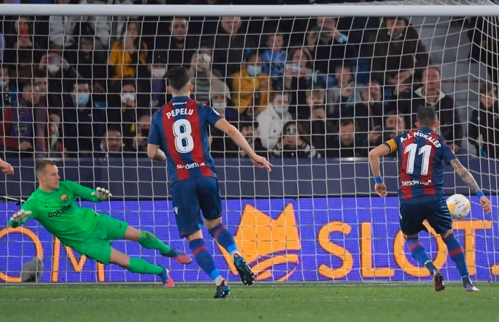 barca phai chiu 3 qua penalty van thang nguoc levante hinh 1