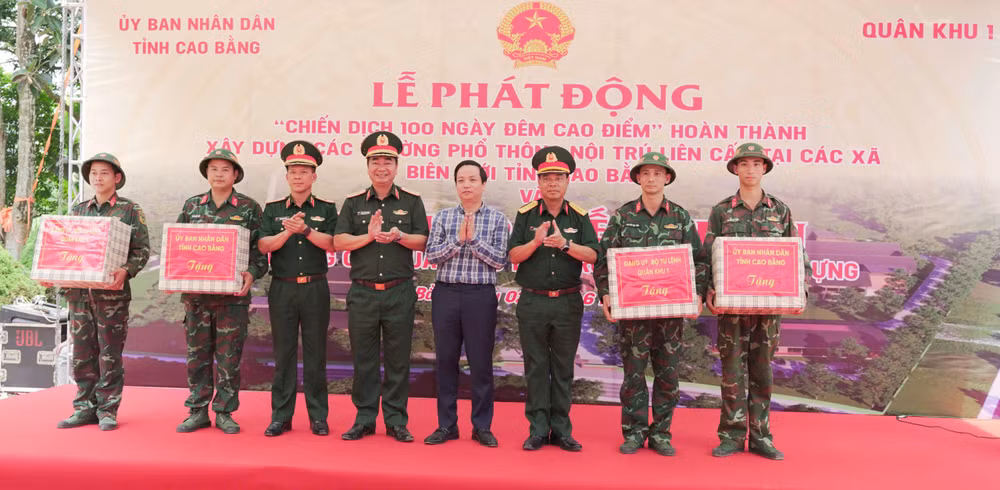 Đảng ủy, Bộ Tư lệnh Quân khu 1 và UBND tỉnh tặng quà lực lượng quân đội hỗ trợ xây dựng các trường phổ thông nội trú liên cấp tại các xã biên giới tỉnh Cao Bằng (ảnh Báo CB).