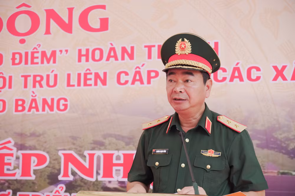 Trung tướng Trương Mạnh Dũng, Tư lệnh Quân khu 1 phát biểu bàn giao lực lượng (ảnh Báo CB).
