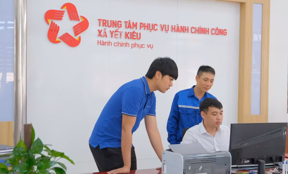Nhân viên VNPT hỗ trợ cán bộ xã Yết Kiêu - TP Hải Phòng thực hiện các nghiệp vụ trên Cổng dịch vụ Công Quốc gia
