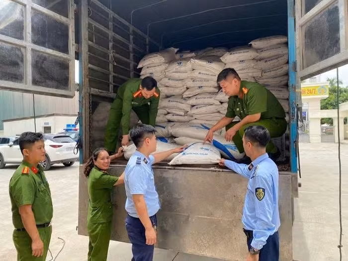 Hơn 3 tấn đường cát nhập lậu được cất giấu trên xe tải với tổng số 62 bao đường cát trắng hiệu MITR PHOL SUGAR có xuất xứ từ Thái Lan