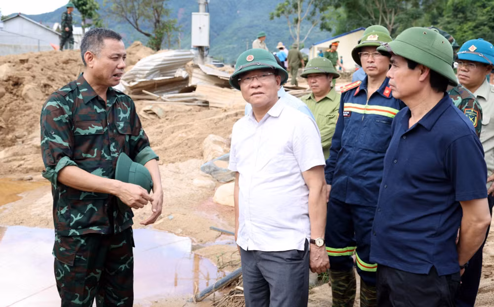 Phó Thủ tướng Lê Thành Long thăm hỏi người dân vùng mưa lũ Sơn La- Ảnh 1.