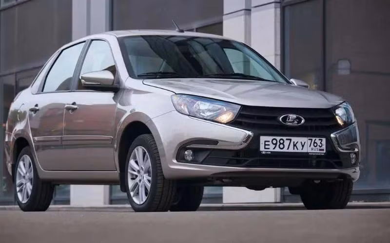 Lada Granta 2025 sở hữu kích thước tổng thể theo chiều dài x rộng x cao lần lượt là 4.260 x 1.700 x 1.500 (mm)