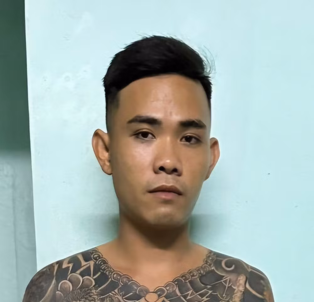 nghi bi danh tra nam thanh nien cam sung ban vao tiem spa hinh 1