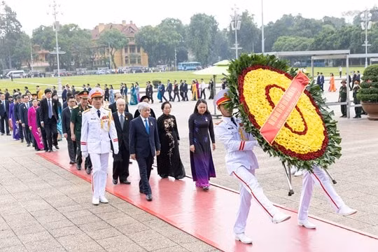 doan dai bieu du dai hoi mttq viet nam lan thu x vao lang vieng chu tich ho chi minh truoc phien khai mac hinh 1
