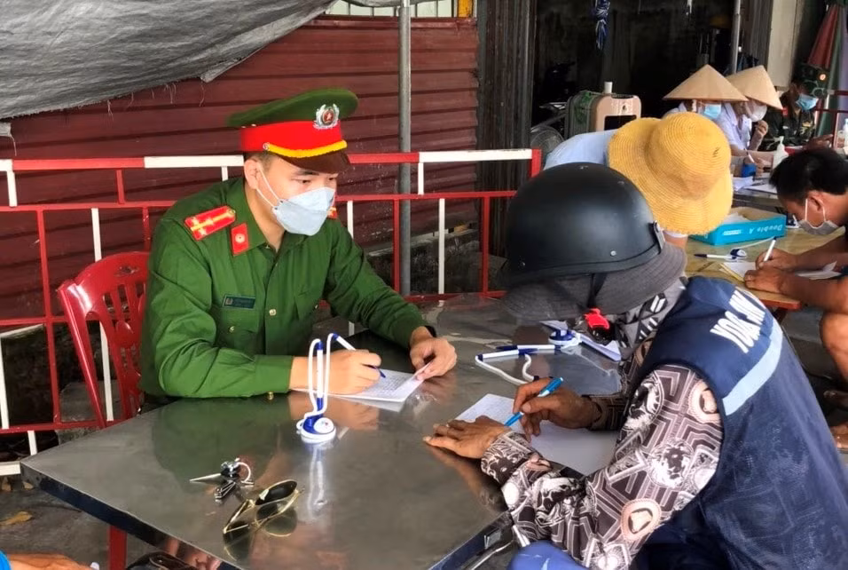 hai phong phat hien nguoi tron duoi ghe xe tai khong khai bao khi vao dia ban thanh pho hinh 2