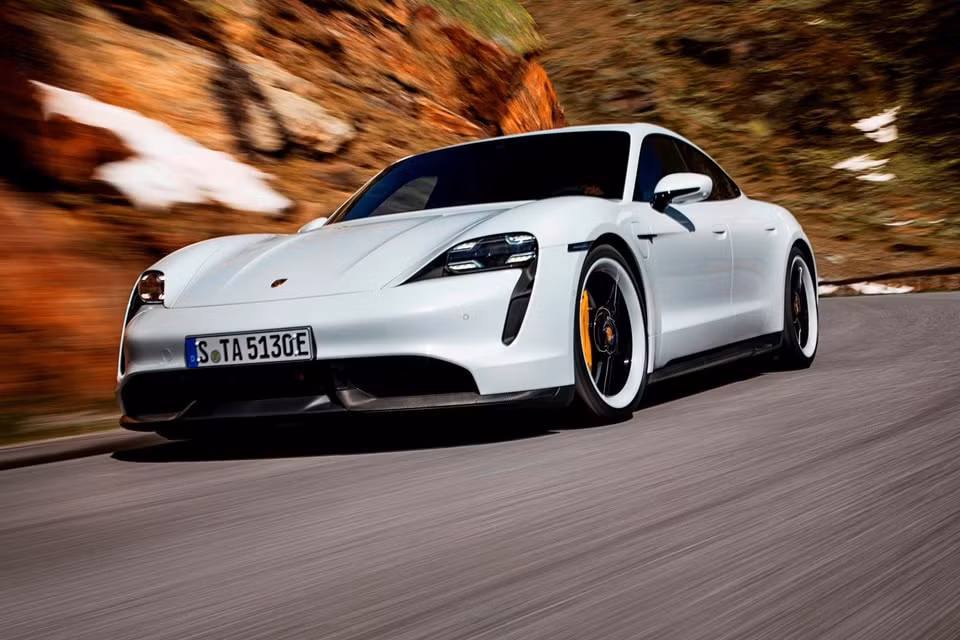 porsche taycan mang ve doanh so khung vuot mat panamera va 911 hinh 1