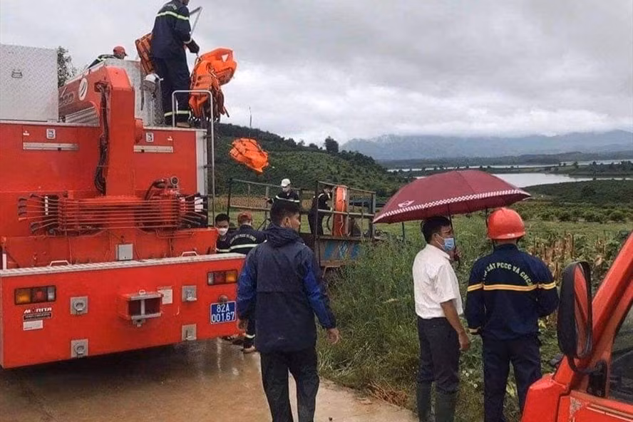 kon tum lat thuyen trong luc di cau tren ho thuy dien 2 nguoi mat tich hinh 1