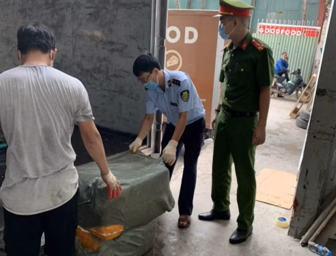 tieu huy gan 7 tan nam lon dong lanh khong ro nguon goc tai ha noi hinh 1