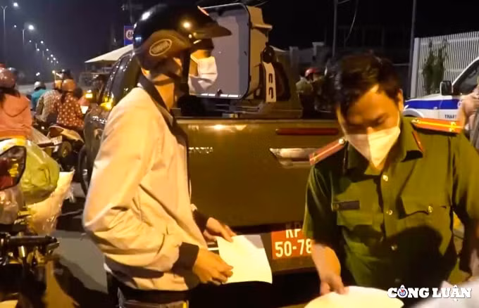 tre nho vat va giua dong nguoi ve que tranh dich don u o cua ngo phia tay tp hcm hinh 9