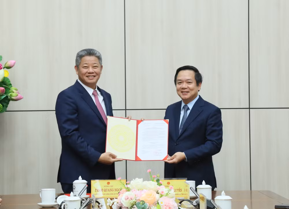 Đ_c Phạm Quang Ngọc, Ủy viên Ban Chấp hành Trung ương Đảng, Bí thư Tỉnh ủy trao Quyết định của Ban Thường vụ Tỉnh ủy cho đồng chí Nguyễn Mạnh Quyền, Phó Bí thư Tỉnh ủy, Chủ tịch UBND tỉnh_