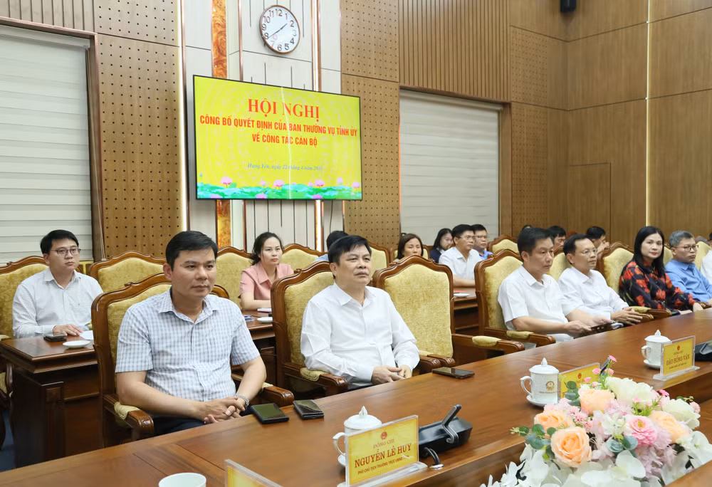 Các đồng chí lãnh đạo tỉnh và các đại biểu dự hội nghị (2)