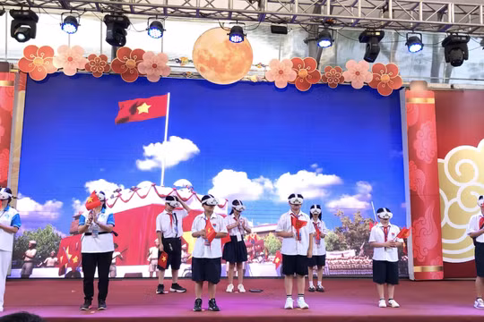 Thanh thiếu niên hưởng ứng sự kiện 'Trở về thời khắc thiêng liêng'