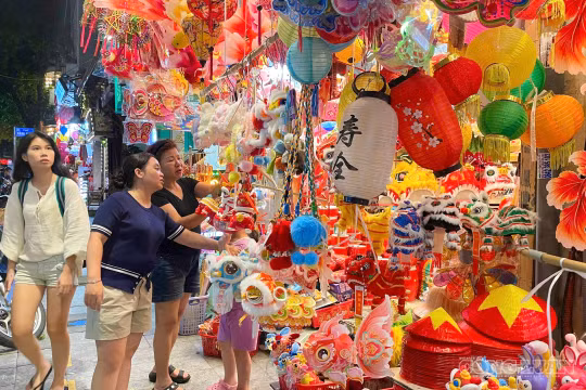 Hàng Mã rực rỡ sắc màu, người dân 'nô nức' chơi Trung thu sớm