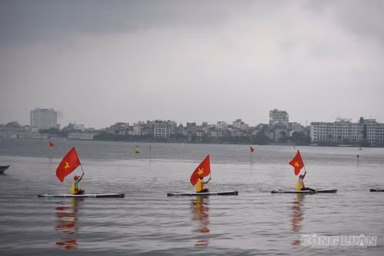 Gần 900 vận động viên tranh tài tại Giải Bơi chải Thuyền rồng và ván SUP Hà Nội - 2026
