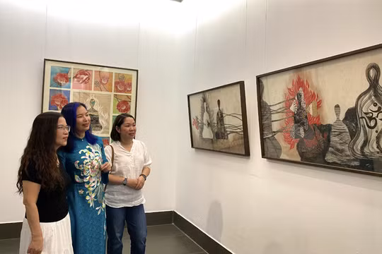 Sắc màu sơn dầu và giấy dó thăng hoa trong triển lãm 'Cuộc sống tươi đẹp' 