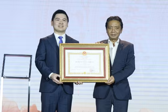Câu lạc bộ Hà Nội đón Huân chương Lao động hạng Nhì