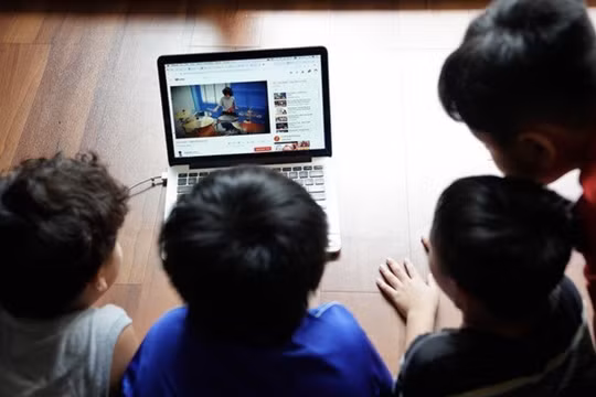 Vì sao người trẻ dễ bị cuốn vào nội dung 'khoe tiền' trên mạng?