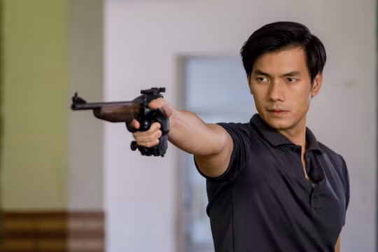 Nhan Phúc Vinh hóa thân thành người hùng Olympic trong 'Viên đạn cuối cùng'