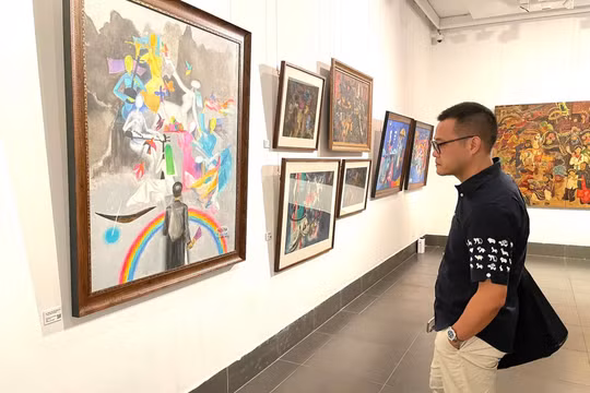 Công chúng thưởng lãm các tác phẩm nghệ thuật độc đáo. Ảnh: Bảo tàng Mỹ thuật Việt Nam