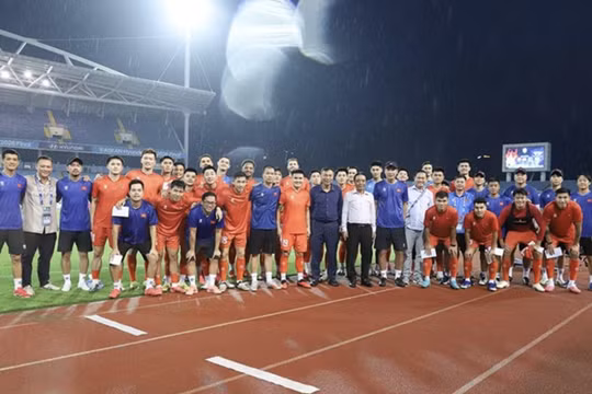 Thứ trưởng Bộ VHTT&DL đến động viên tuyển Việt Nam trước trận chung kết ASEAN Cup 2026 