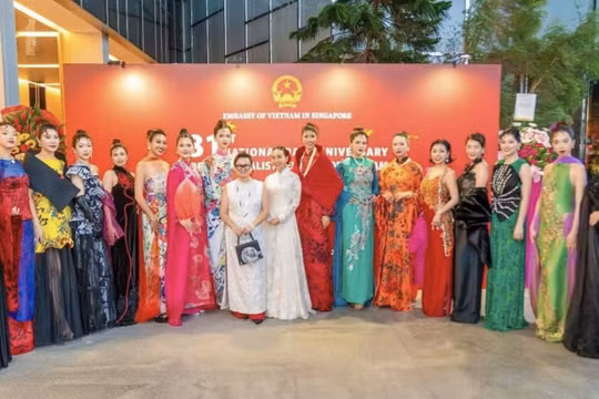 Áo dài kể câu chuyện giao thoa văn hóa Việt Nam - Singapore