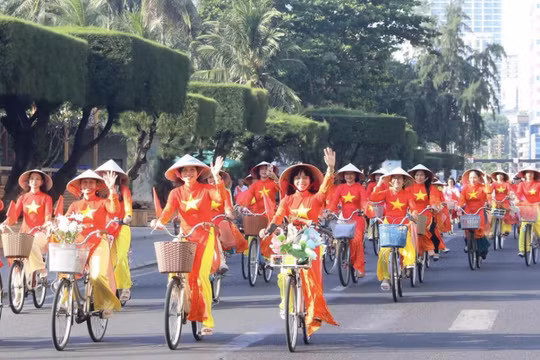 Hơn 2.000 phụ nữ diễu hành áo dài tại Festival Biển Khánh Hòa 2026