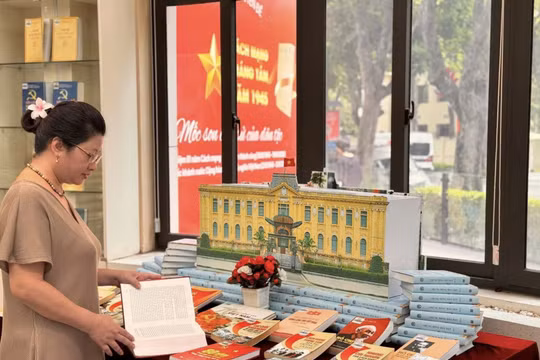 Hà Nội trưng bày hàng trăm tài liệu, sách báo về Cách mạng Tháng Tám năm 1945
