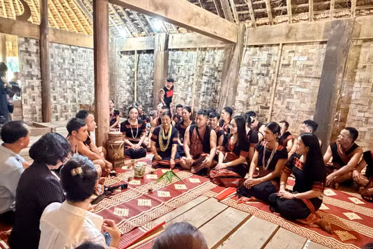 Tái hiện lễ hội mừng lúa mới của đồng bào Giẻ Triêng tại Làng Văn hóa