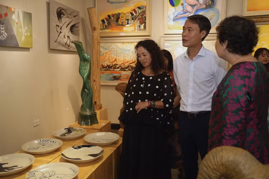 Triển lãm 'Đi tiếp con đường của cha': Nơi ký ức gia đình trở thành di sản sống