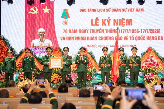 Bảo tàng Lịch sử Quân sự Việt Nam đón Huân chương Bảo vệ Tổ quốc hạng Ba