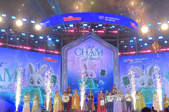 Gần 10.000 khán giả lan tỏa thông điệp sống xanh tại đêm nhạc 'Chạm Việt Nam' 2