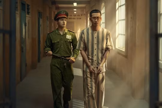 'Trại giam hạnh phúc' hé lộ tạo hình gây bất ngờ của Tuấn Trần