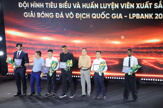 Quang Hải nhận giải Cầu thủ xuất sắc nhất V.League 2025-2026