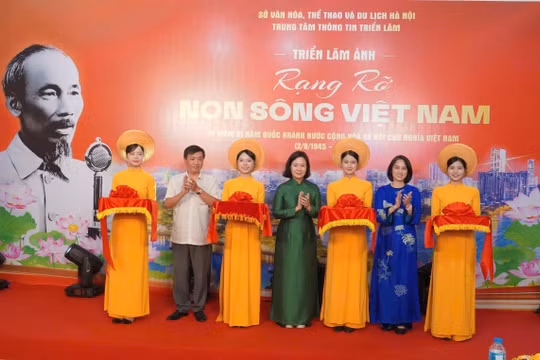 Trưng bày 130 bức ảnh tư liệu về hành trình dựng xây đất nước