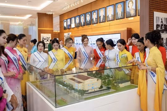 Dàn người đẹp từ nhiều quốc gia giao lưu, khám phá văn hóa Việt tại Nhà Quốc hội