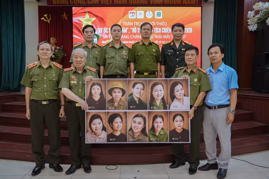 Trao tặng chân dung liệt sĩ phục dựng nhân Ngày Thương binh - Liệt sĩ 27/7
