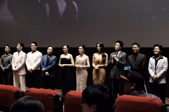 Dàn sao ‘Ốc mượn hồn’ lộng lẫy trên thảm đỏ buổi công chiếu tại Hà Nội