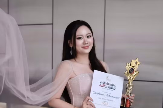 Nữ sinh Việt tỏa sáng với giải Vàng Asia Arts Festival 2026 tại Singapore