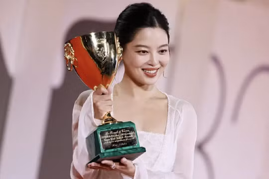 Tân Chỉ Lôi gây chú ý khi trượt đề cử Kim Kê lần thứ 39