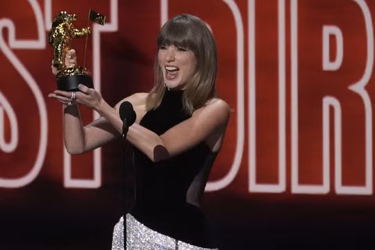 Taylor Swift thắng lớn tại MTV VMAs, gây tranh luận với album mở rộng