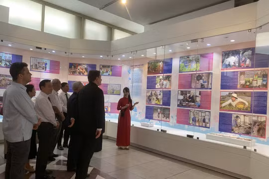 Khai mạc triển lãm 'Những tấm gương bình dị mà cao quý' năm 2026