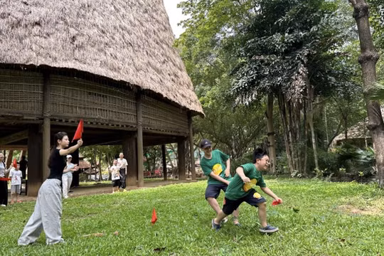 Sôi động chương trình ‘Gõ cửa đầu hè - Cùng khám phá di sản văn hóa’
