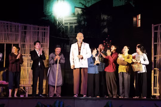 ‘Bác Hồ - Hai tiếng thiêng liêng’ khắc họa hình ảnh vị lãnh tụ gần gũi với nhân dân