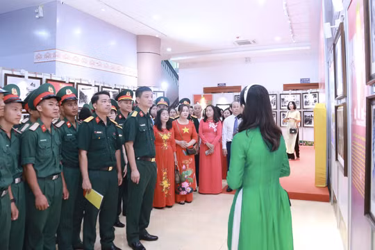 Khơi dậy niềm tự hào dân tộc qua triển lãm về Bác Hồ và toàn quốc kháng chiến